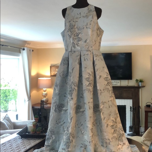 BHLDN Dresses & Skirts - G
BHLDN Silver Blue Gray  Floral Jacquard Maxi  Gown ,GORGEOUS with Pockets!